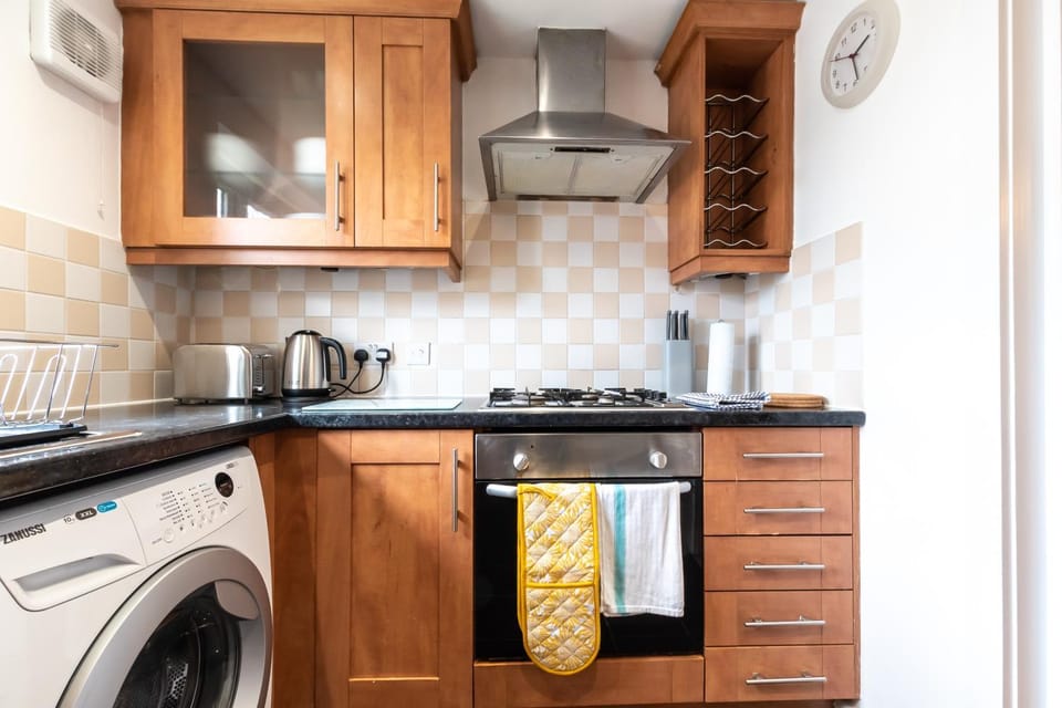 Coffee/tea facilities, Kitchen or kitchenette, stove, toaster, washing machine