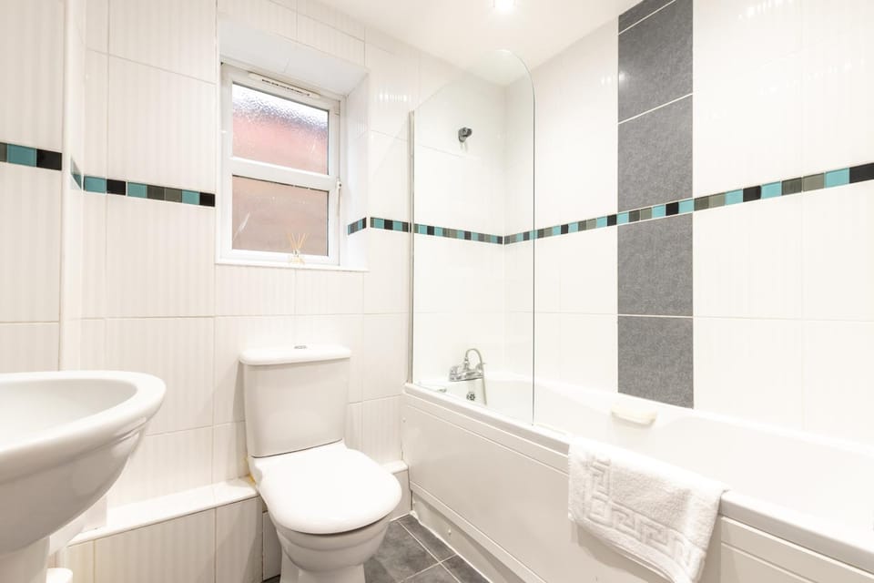 Shower, Toilet, Bathroom, Bath, towels