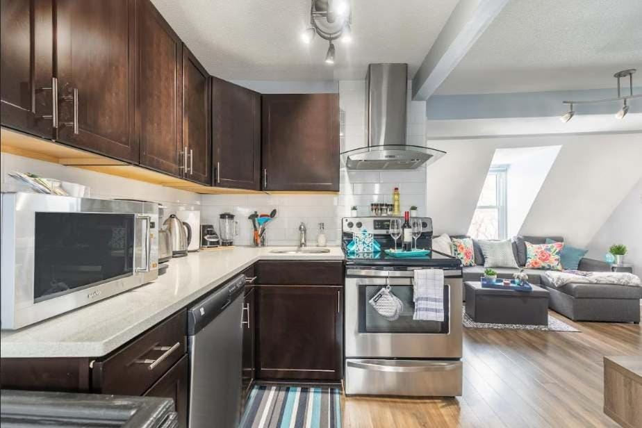Urban 1BR Gem with Kitchen, Smart TV & Workspace Apartment in Gatineau