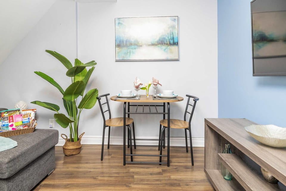 Urban 1BR Gem with Kitchen, Smart TV & Workspace Apartment in Gatineau