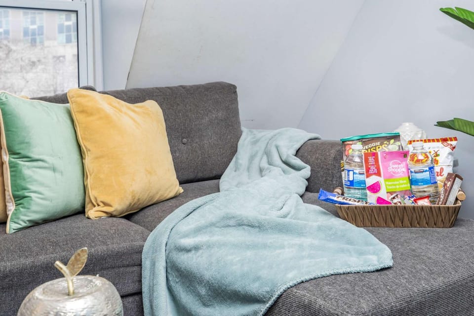 Urban 1BR Gem with Kitchen, Smart TV & Workspace Apartment in Gatineau