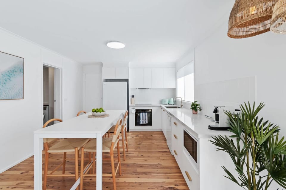 Coffee/tea facilities, Kitchen or kitchenette, Dining area, oven, stove, toaster