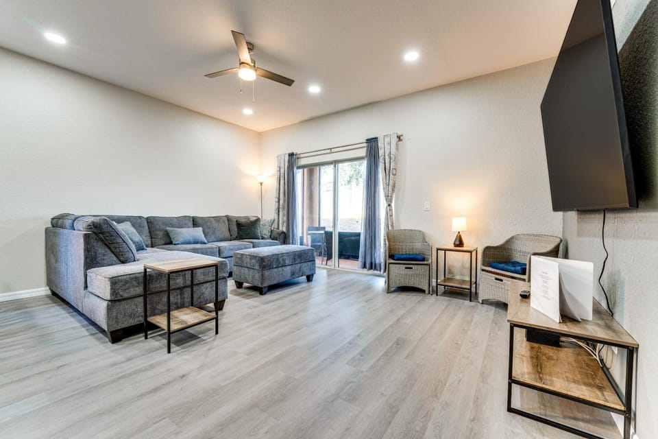 Resort Pool & Arcade: Family Townhome in Davenport House in Four Corners