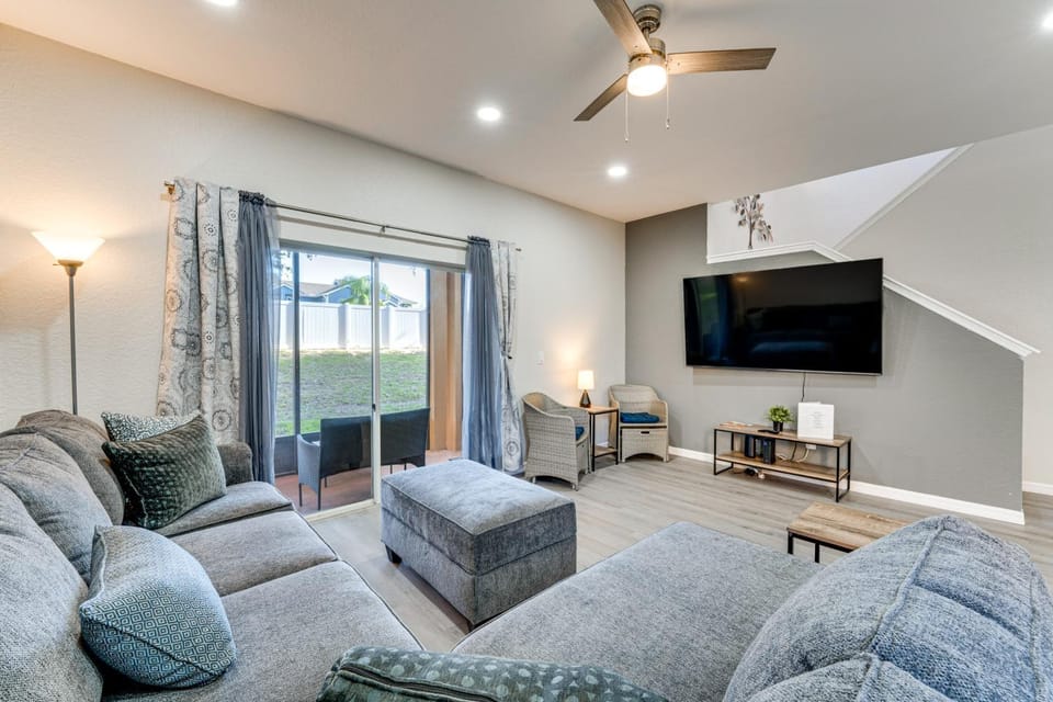 Resort Pool & Arcade: Family Townhome in Davenport House in Four Corners