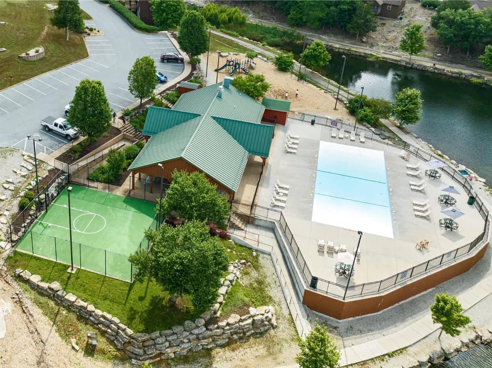 StoneBridge Escape - Sleeps 8 House in Table Rock Lake