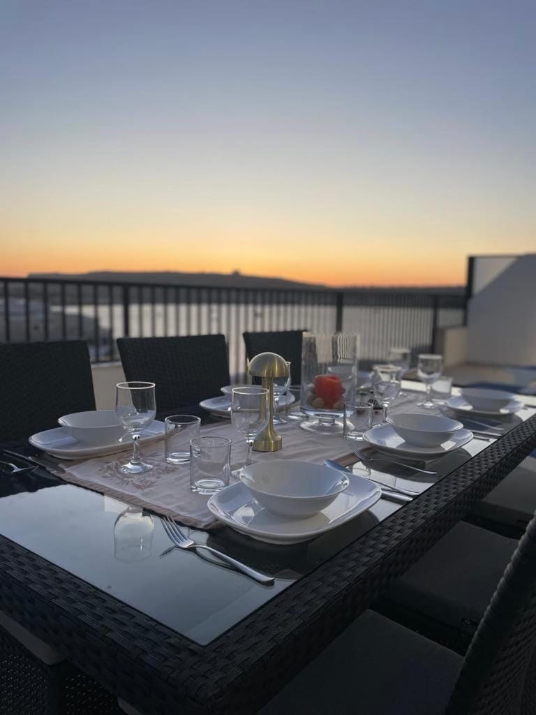 View (from property/room), Balcony/Terrace, Dining area