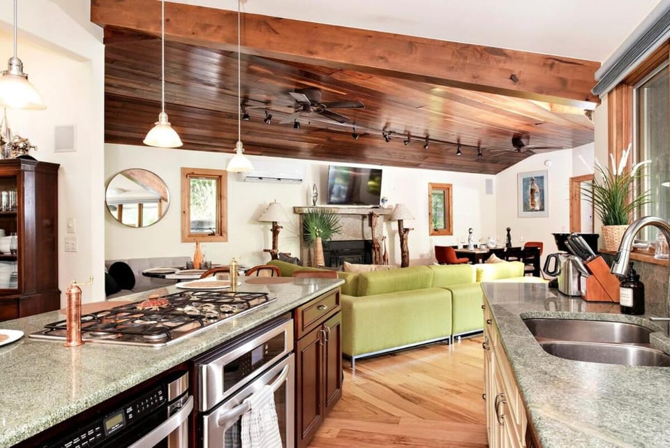 Million Dollar Creekside Treehouse Hottub Rafting Hiking Fishing and Mins to Glenwood and Hotsprings House in Colorado