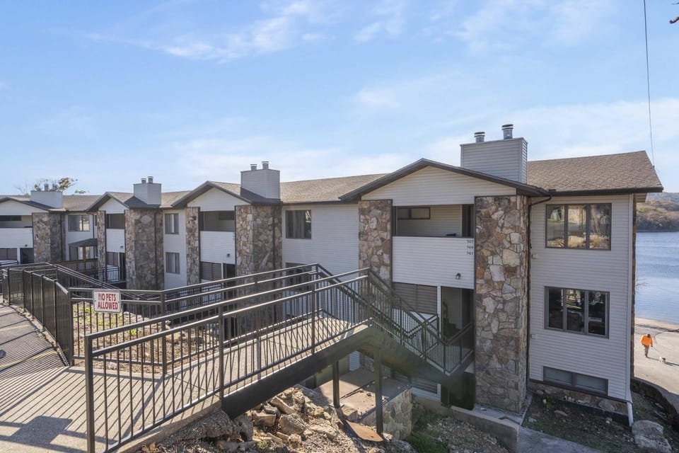 Lakescape at the Getaways House in Kimberling City