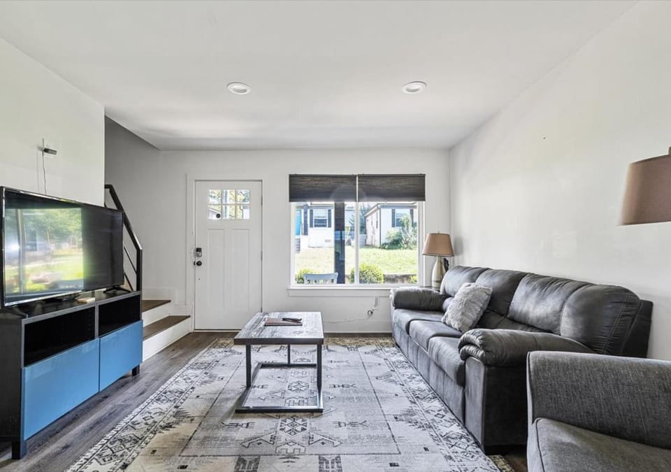 Facade/entrance, TV and multimedia, Living room