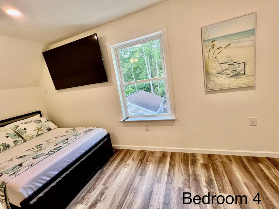 Beach House By The Bay, Sleeps 19, 9 Car Parking House in Lower Township