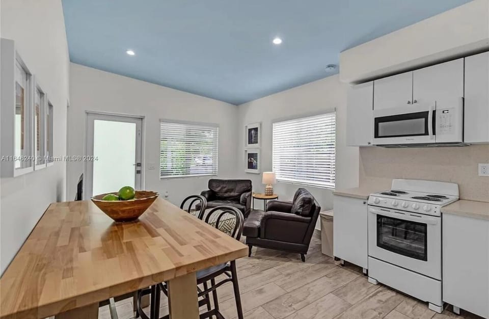 Avocado House House in Coconut Grove