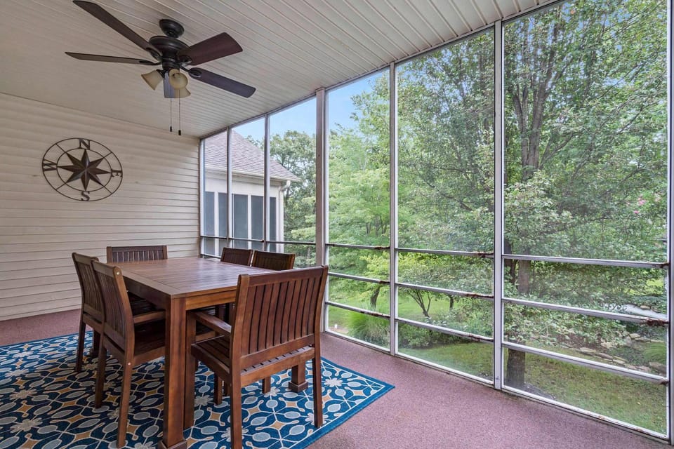 Bungalow on the Bluffs with Resort Amenities House in Branson