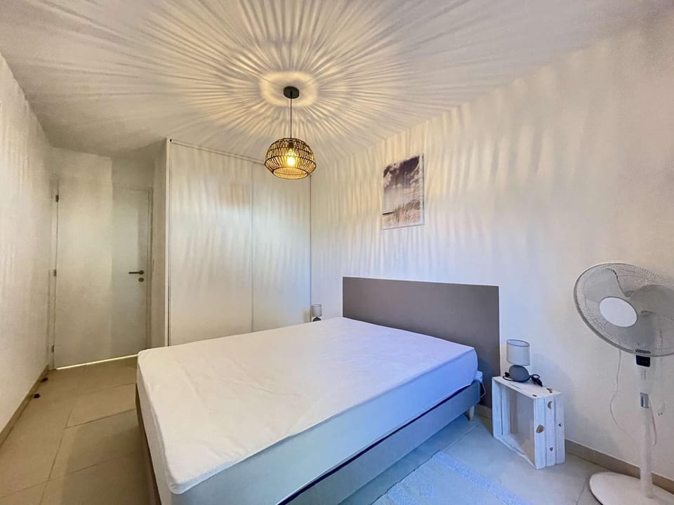 Appartement T3 neuf avec terrasse et parking, proche plage - FR-1-308-210 Apartment in Le Lavandou