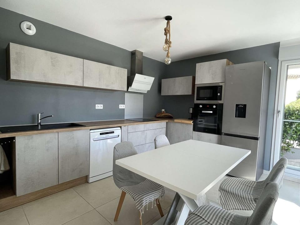 Appartement T3 neuf avec terrasse et parking, proche plage - FR-1-308-210 Apartment in Le Lavandou