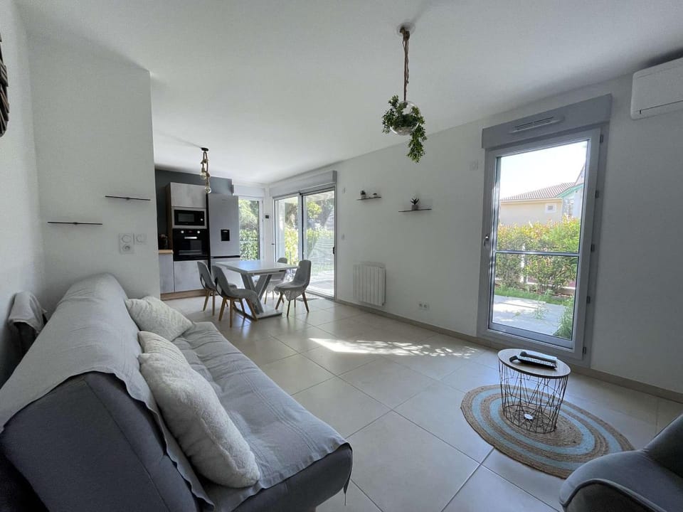 Appartement T3 neuf avec terrasse et parking, proche plage - FR-1-308-210 Apartment in Le Lavandou