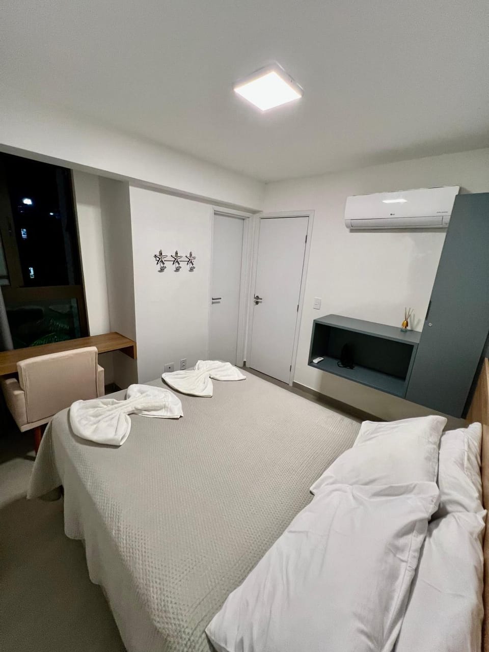 Bed, Photo of the whole room, Bedroom, towels