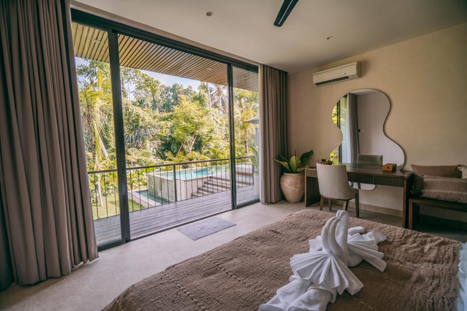 Bed, View (from property/room), Balcony/Terrace, Seating area, Bedroom, towels, air conditioner
