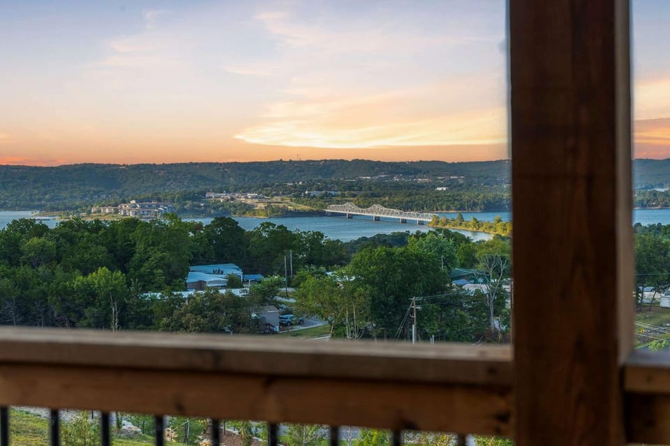 A Birds Eye Bridge View - 5 BDR with Private Hot Tub House in Table Rock Lake