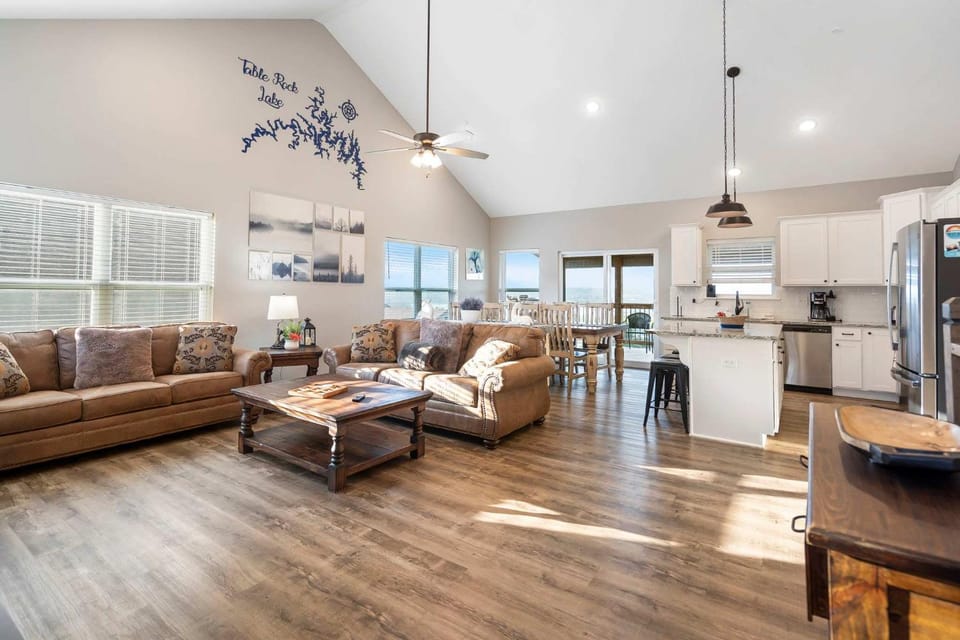 A Birds Eye Bridge View - 5 BDR with Private Hot Tub House in Table Rock Lake