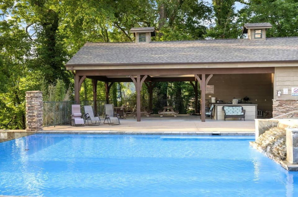 Pleasant View on Taneycomo House in Ozark Mountains