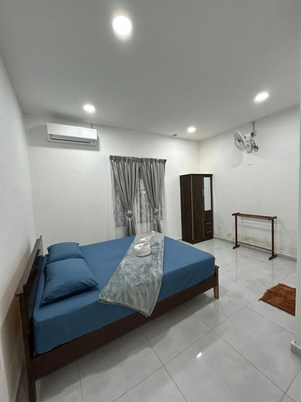 Bed, Photo of the whole room, Bedroom, air conditioner