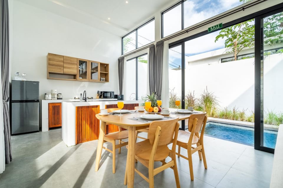 Kitchen or kitchenette, Dining area, Pool view, kitchen