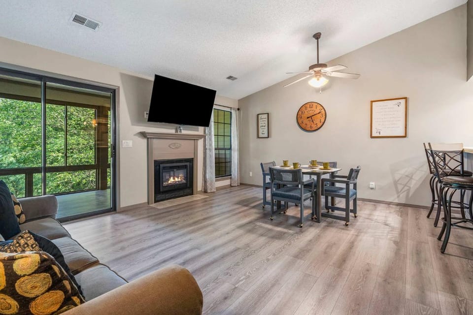 Peek-A-Boo Serenity Duo House in Branson