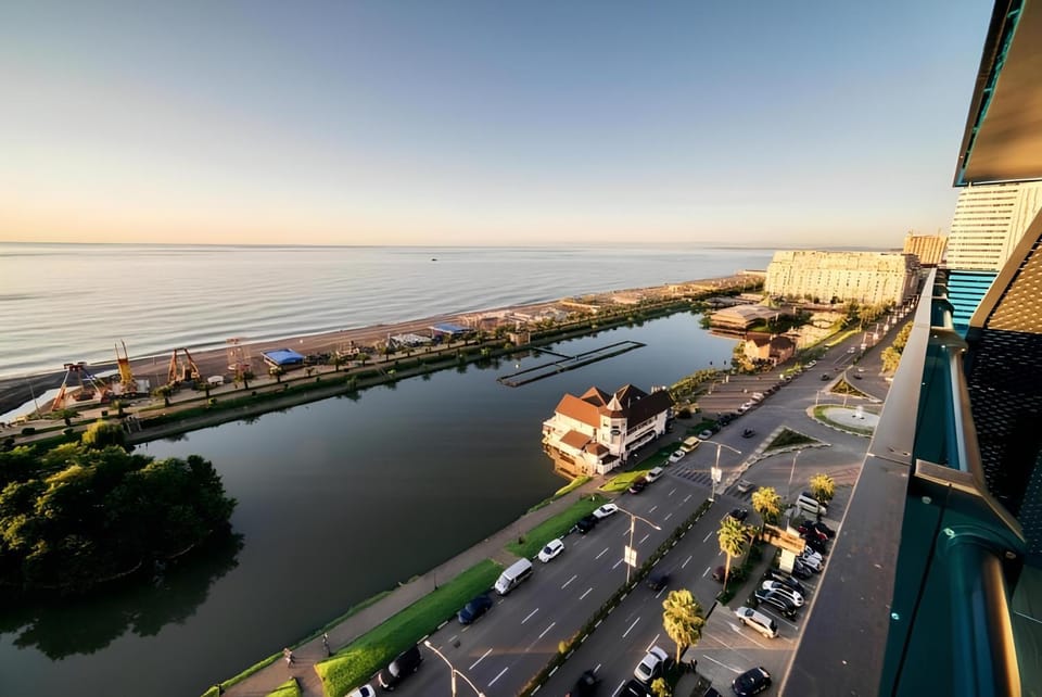 Communal lounge/ TV room, Day, Neighbourhood, Natural landscape, Bird's eye view, Evening entertainment, City view, Lake view, River view, Sea view, Location, Parking