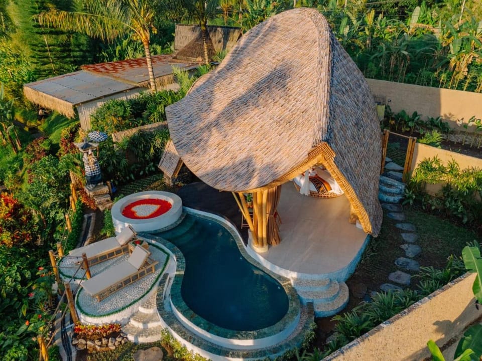 Property building, Day, Natural landscape, Bird's eye view, Hot Tub, Garden view, Pool view, Swimming pool