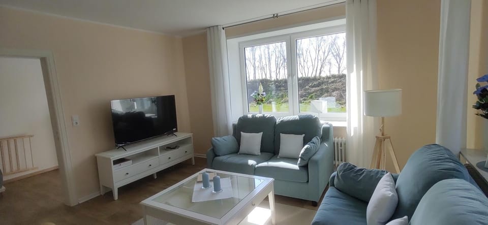 TV and multimedia, Living room, Seating area, Evening entertainment