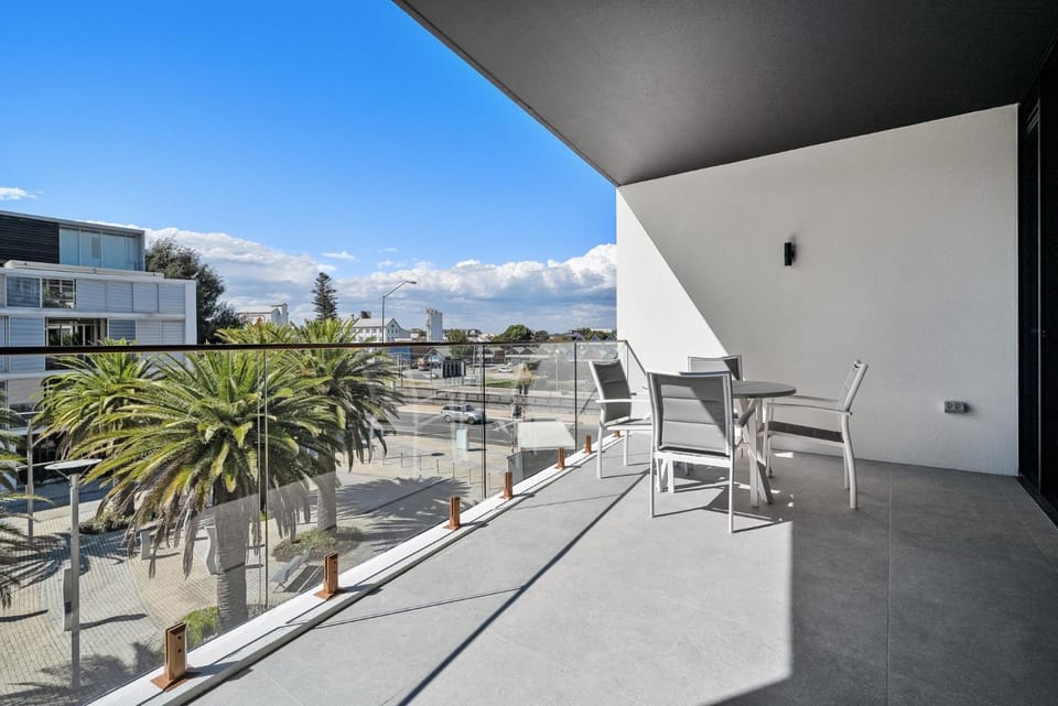 Trendy 1-Bed Retreat in Fremantle with Rooftop Apartment in Perth