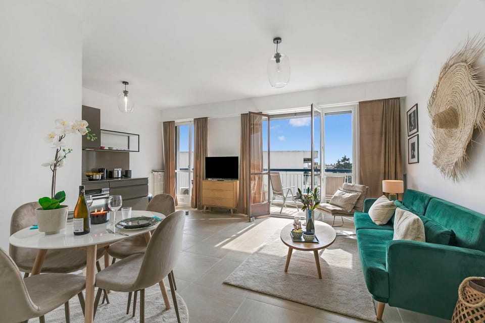 TV and multimedia, Living room, Dining area