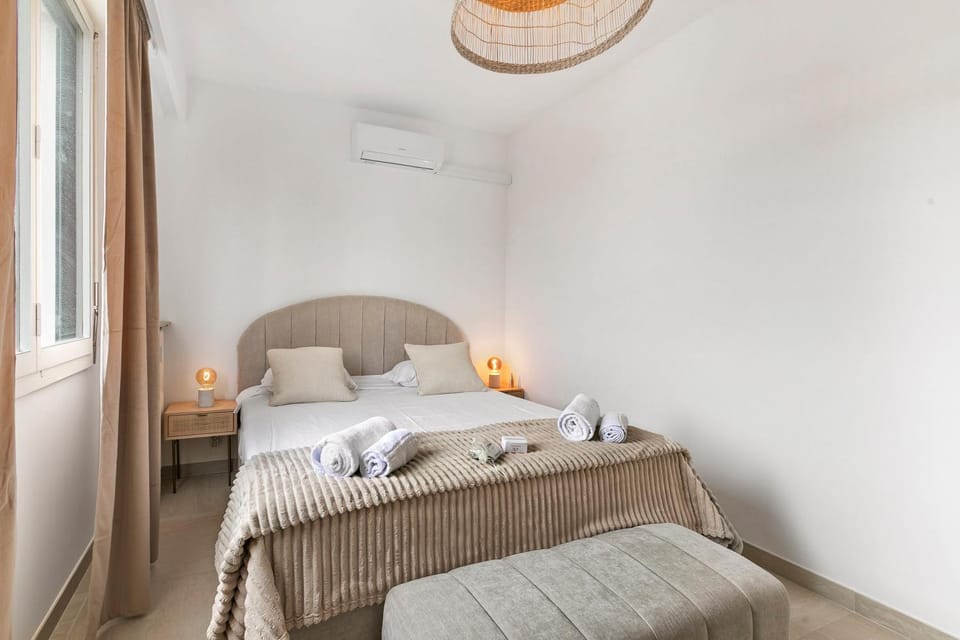 Bedroom, air conditioner