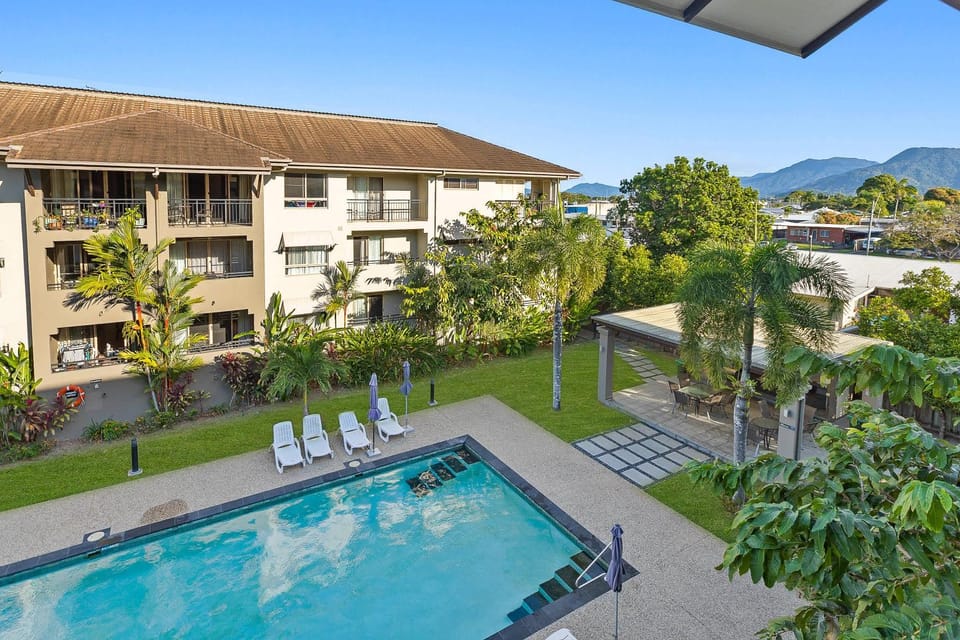 Jungle Retreat Cairns - 9 Pools I Gym I BBQ Apartment in Cairns