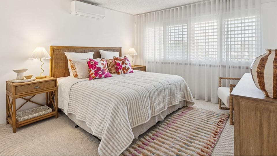 Bed, Photo of the whole room, Bedroom, air conditioner
