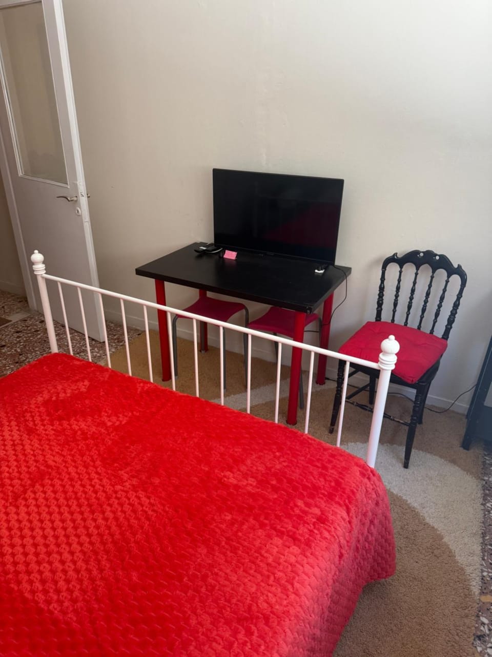 Bed, TV and multimedia, Bedroom