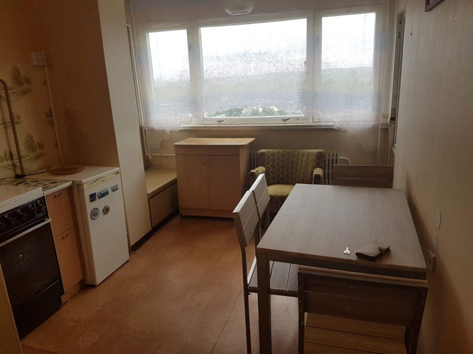 Kitchen or kitchenette, minibar