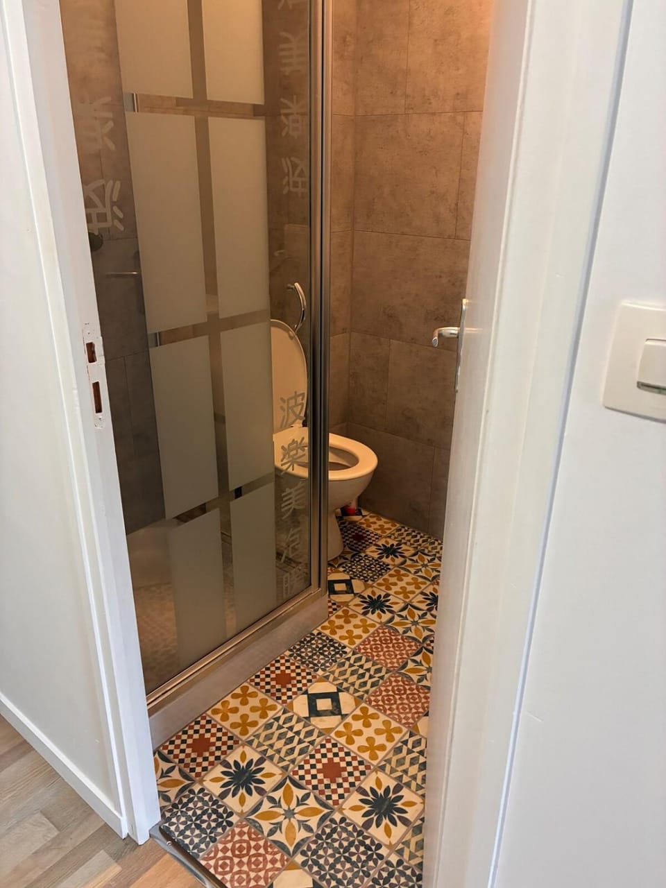 Shower, Toilet