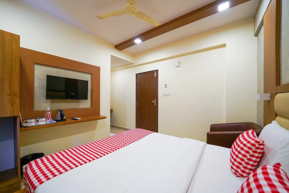 Bed, TV and multimedia, Bedroom, wardrobe