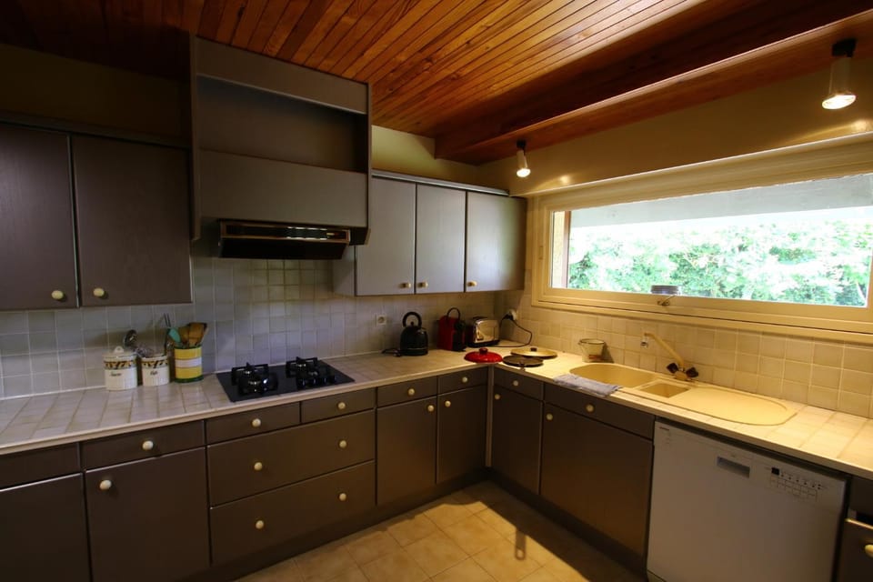Kitchen or kitchenette, dishwasher