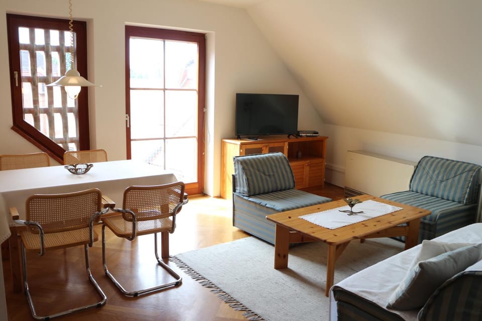 Day, Dining area