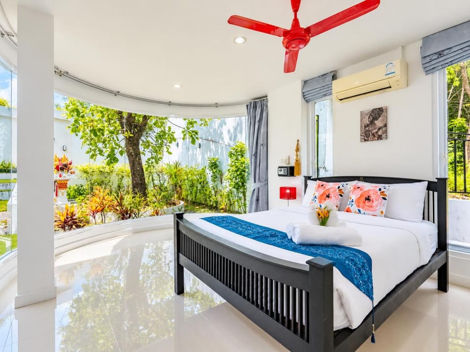 Bed, Photo of the whole room, Bedroom, safe, air conditioner