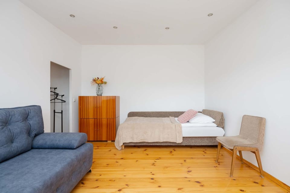 Bed, Photo of the whole room, Seating area, Bedroom