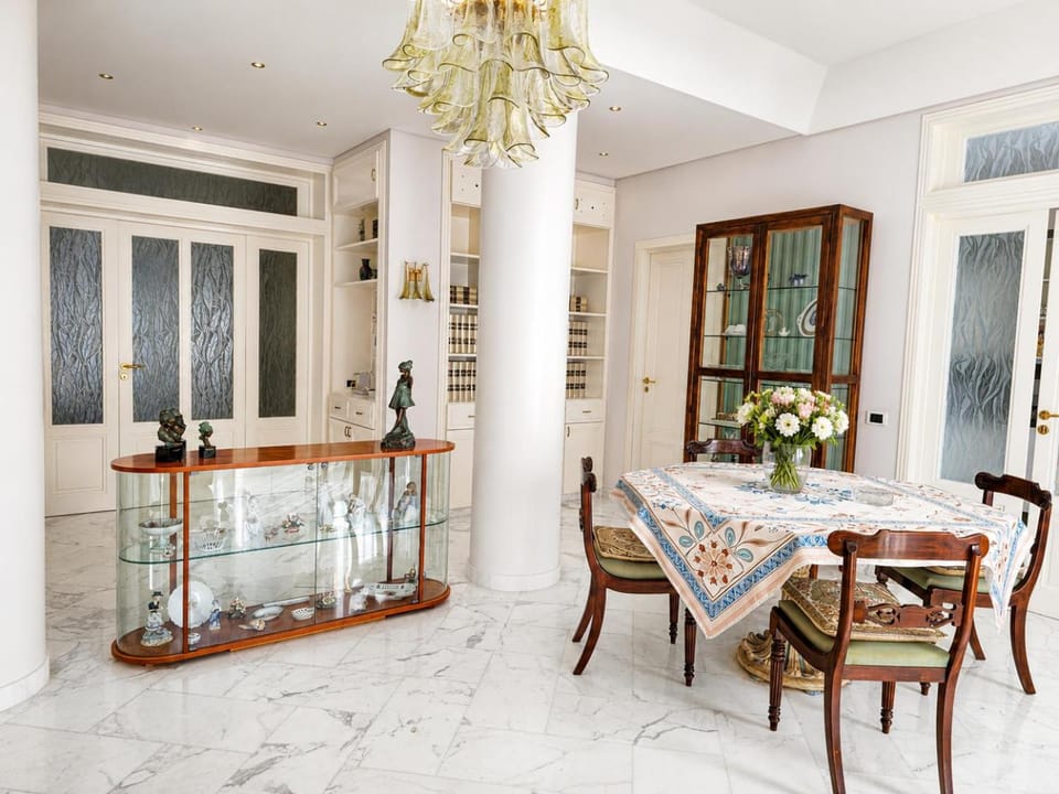 Living room, Lounge or bar, Seating area, Dining area