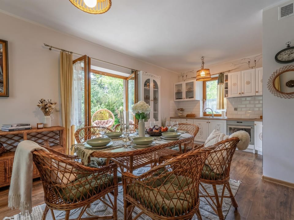 Kitchen or kitchenette, Living room, Seating area, Dining area, pet friendly