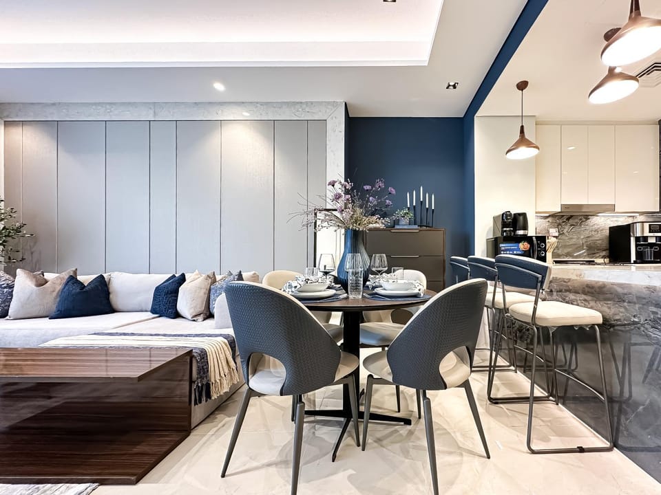 Trophy-Luxe Living in a Blue-Hued Haven Apartment in Dubai