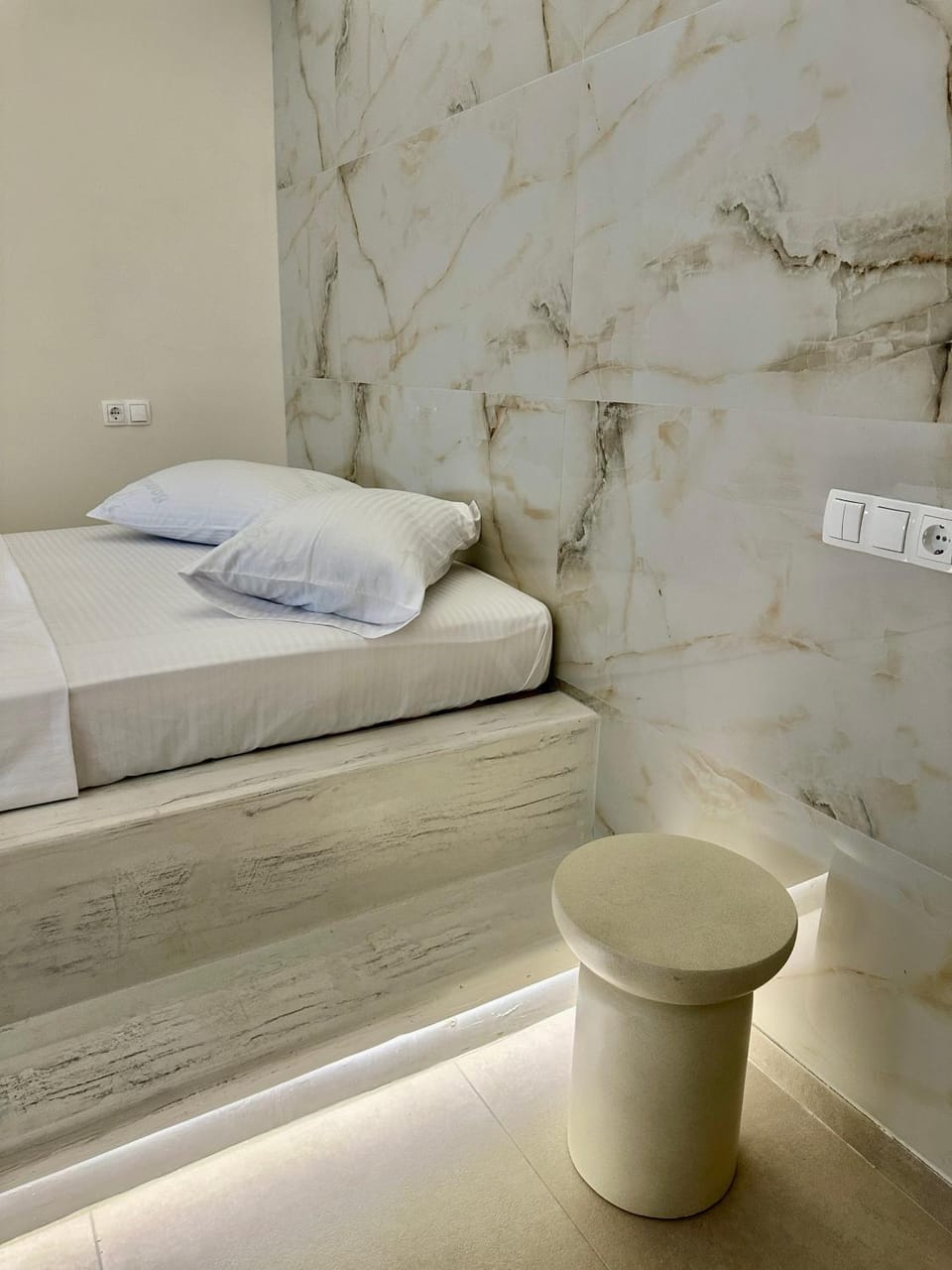 Bed, towels