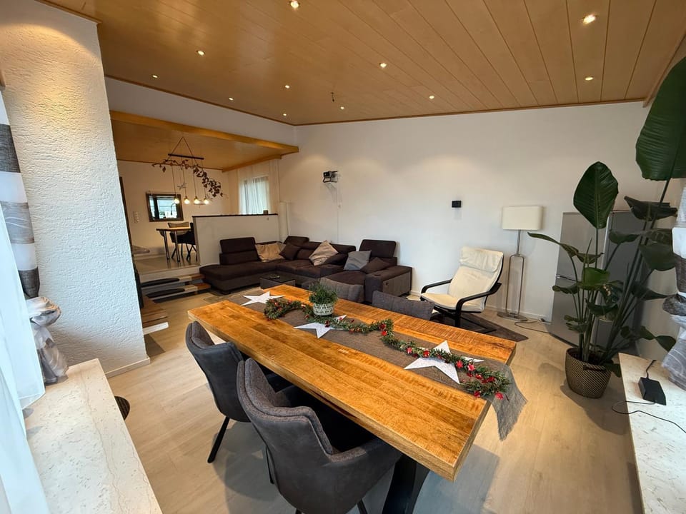 TV and multimedia, Living room, Seating area, Dining area