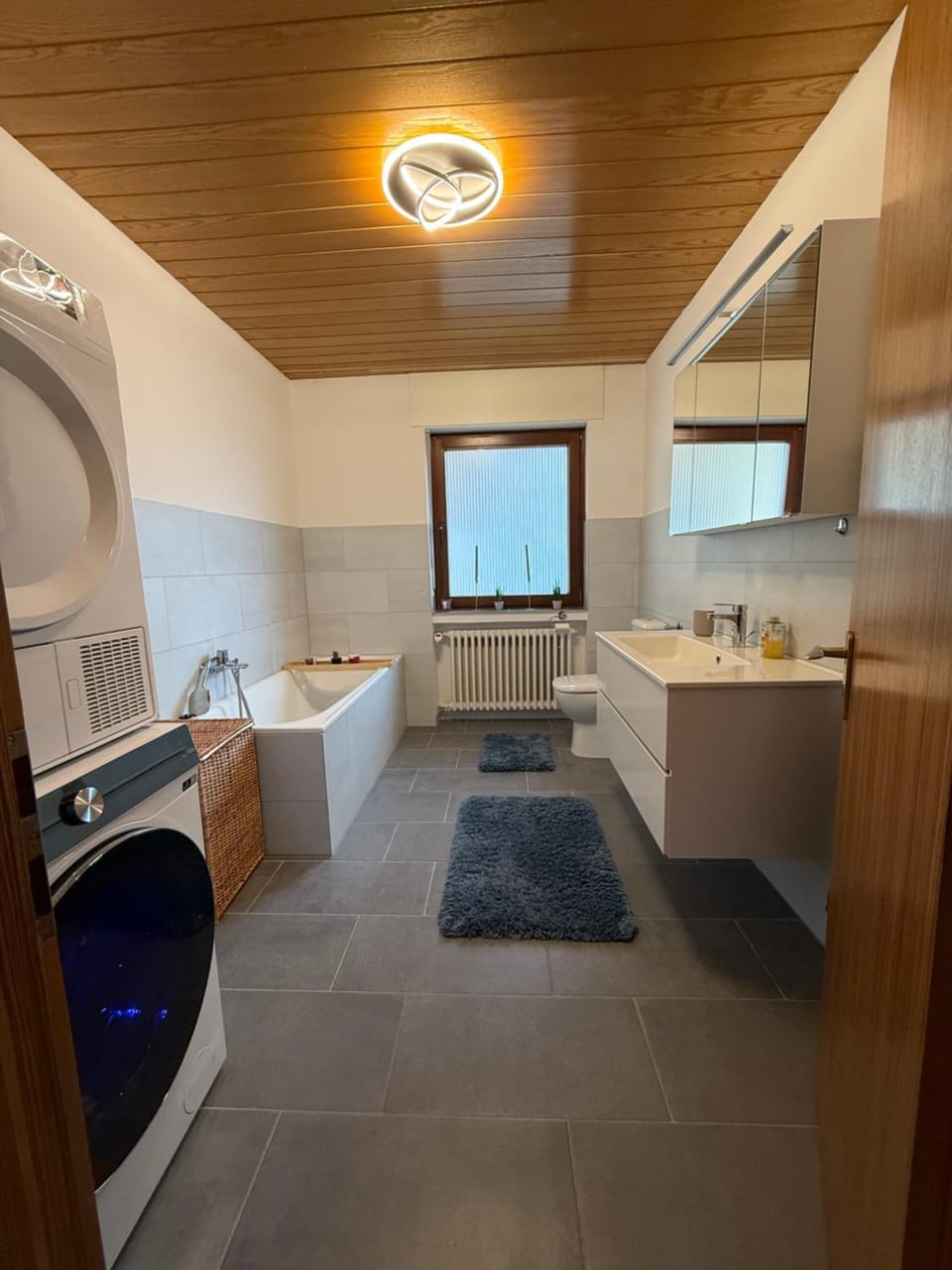 Bathroom, Bath, towels, washing machine, dryer