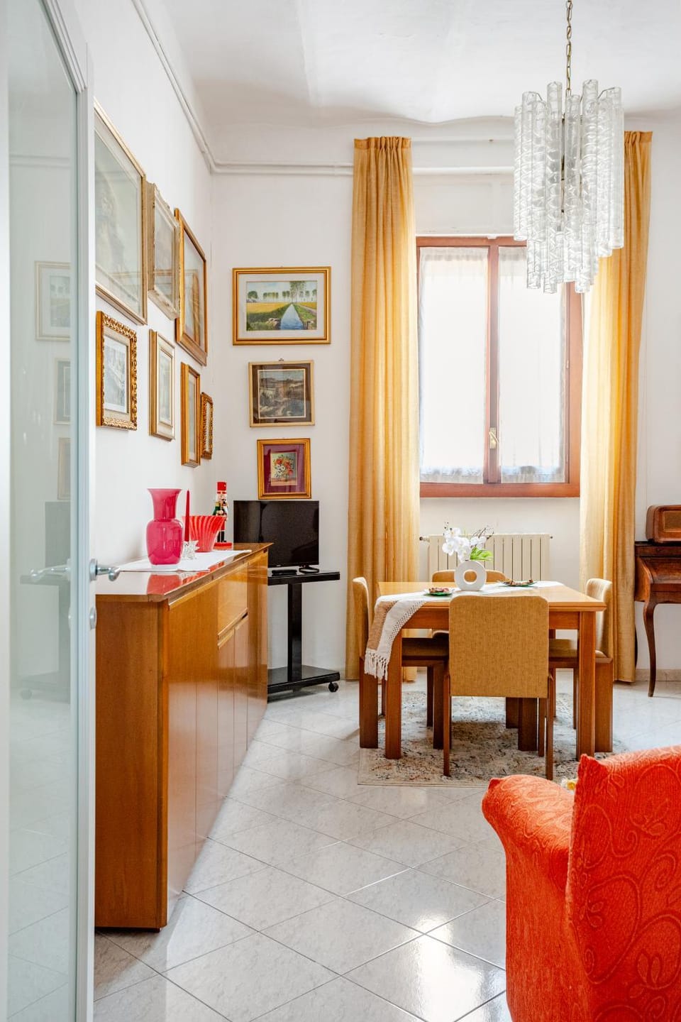 Living room, Seating area, Dining area